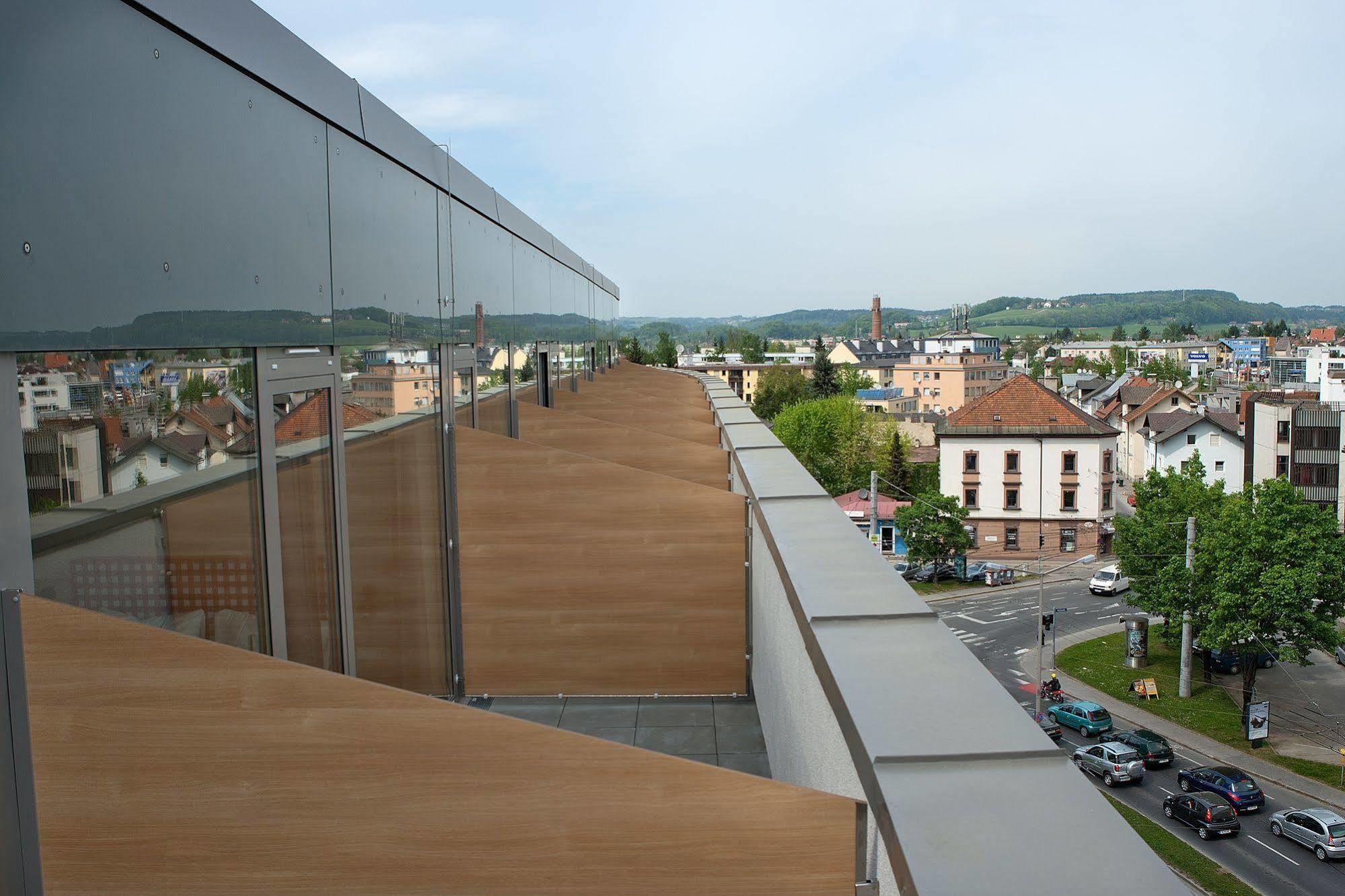 Meininger Hotel Salzburg City Center Exterior photo